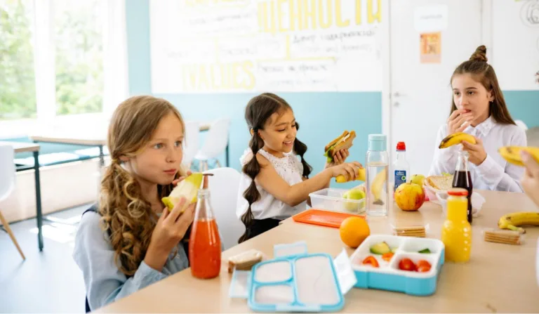 Crianças fazem ao menos 20 refeições na escola em um mês. Foto: Reprodução/ Pexels