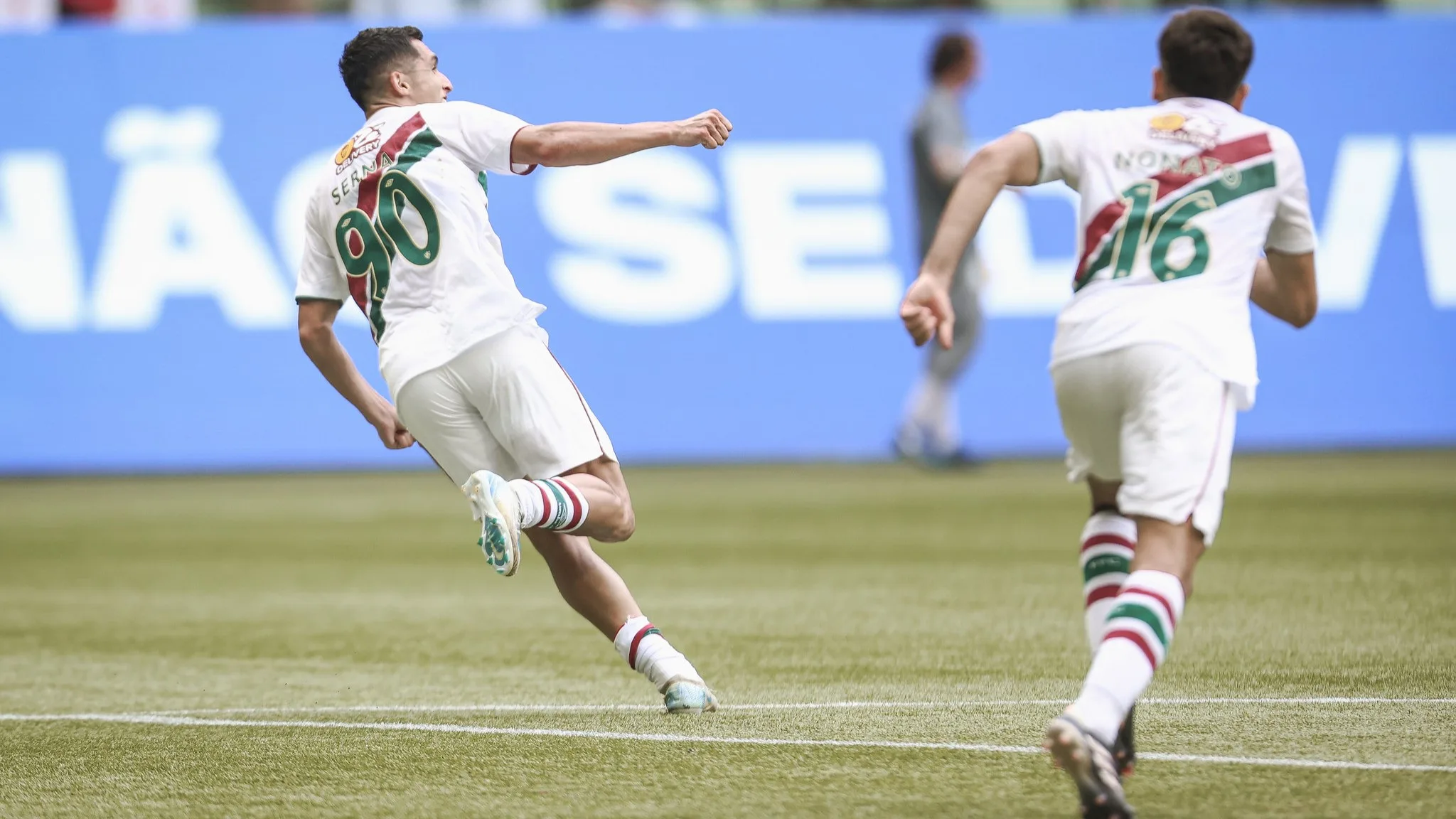 Fluminense vence o Palmeiras e escapa do rebaixamento no Brasileirão