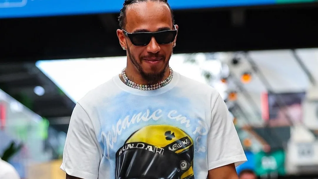 Lewis Hamilton homenageia Senna em sua chegada a Interlagos