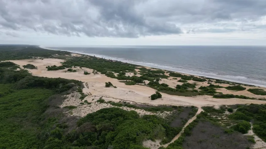 Como o governo do ES quer recuperar vila soterrada por dunas em Itaúnas