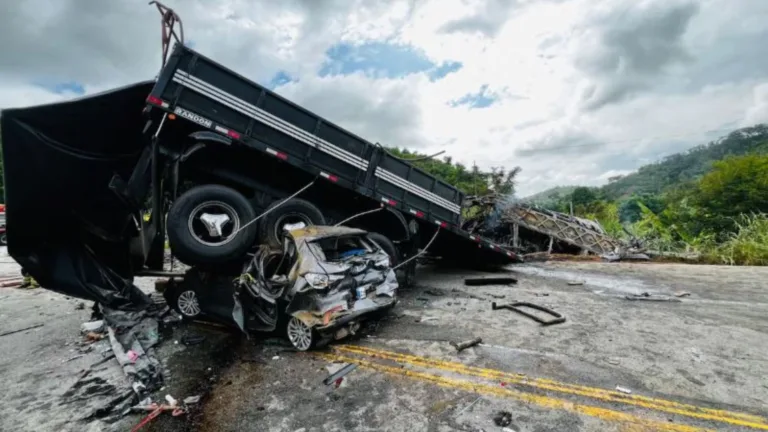 Acidente entre três veículos deixa ao menos 22 mortos em rodovia em Minas