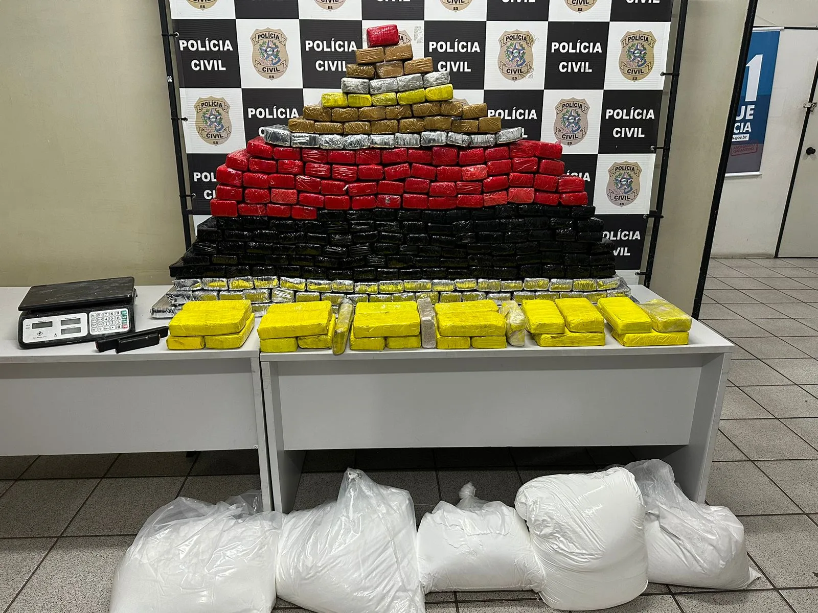 Polícia apreende 240 kg de maconha em geladeira; veja vídeo!