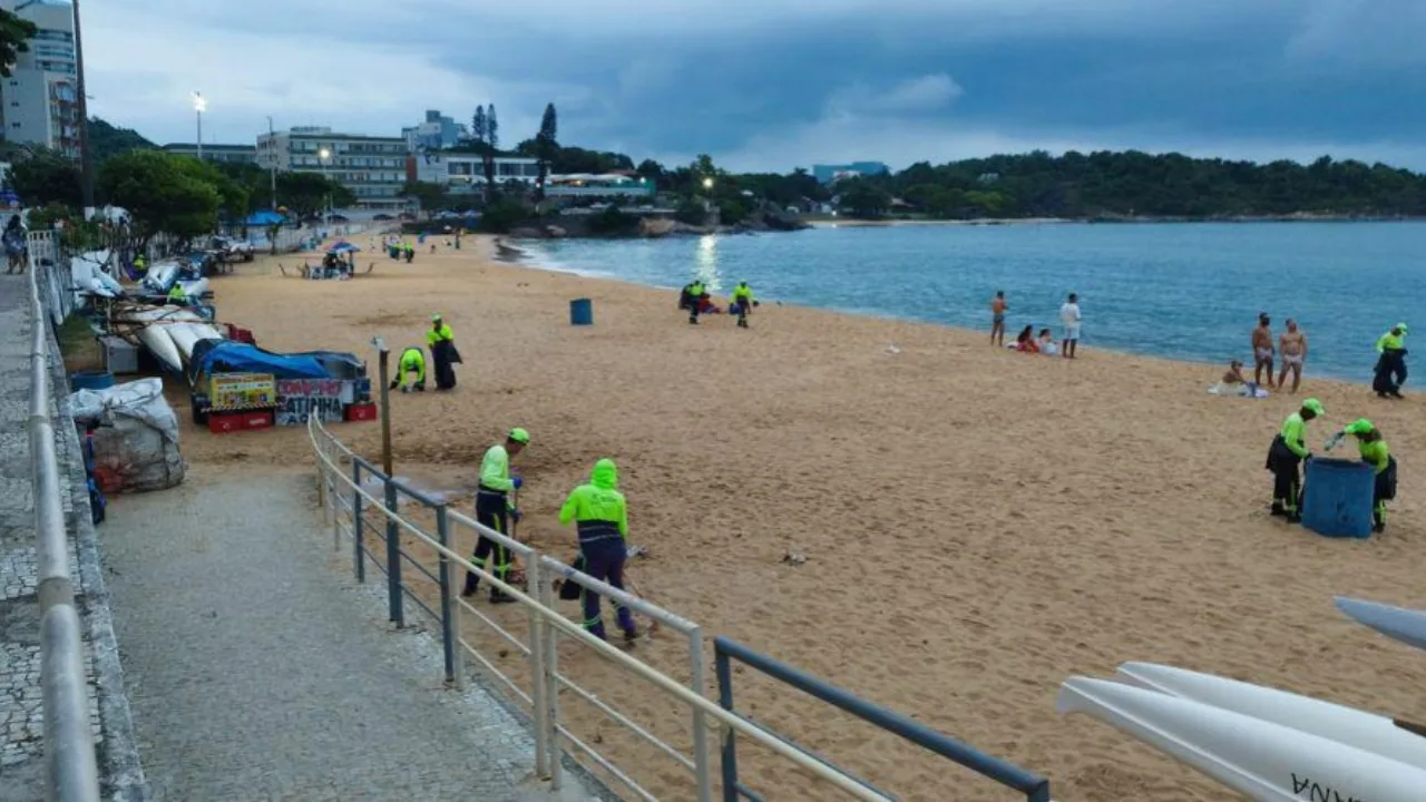 Vila Velha recolhe 70 toneladas de lixo após festa de Réveillon na orla