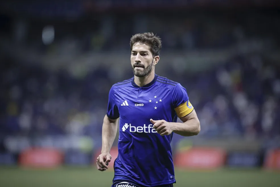 Cruzeiro renova por dois anos com o experiente Lucas Silva