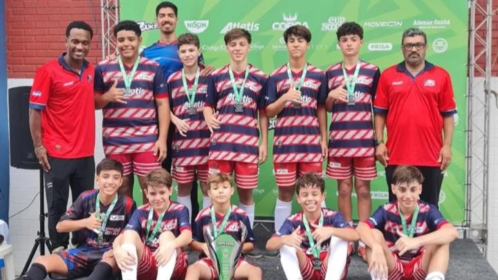 Alunos da Escola Americana de Vitória brilham no futsal e no vôlei