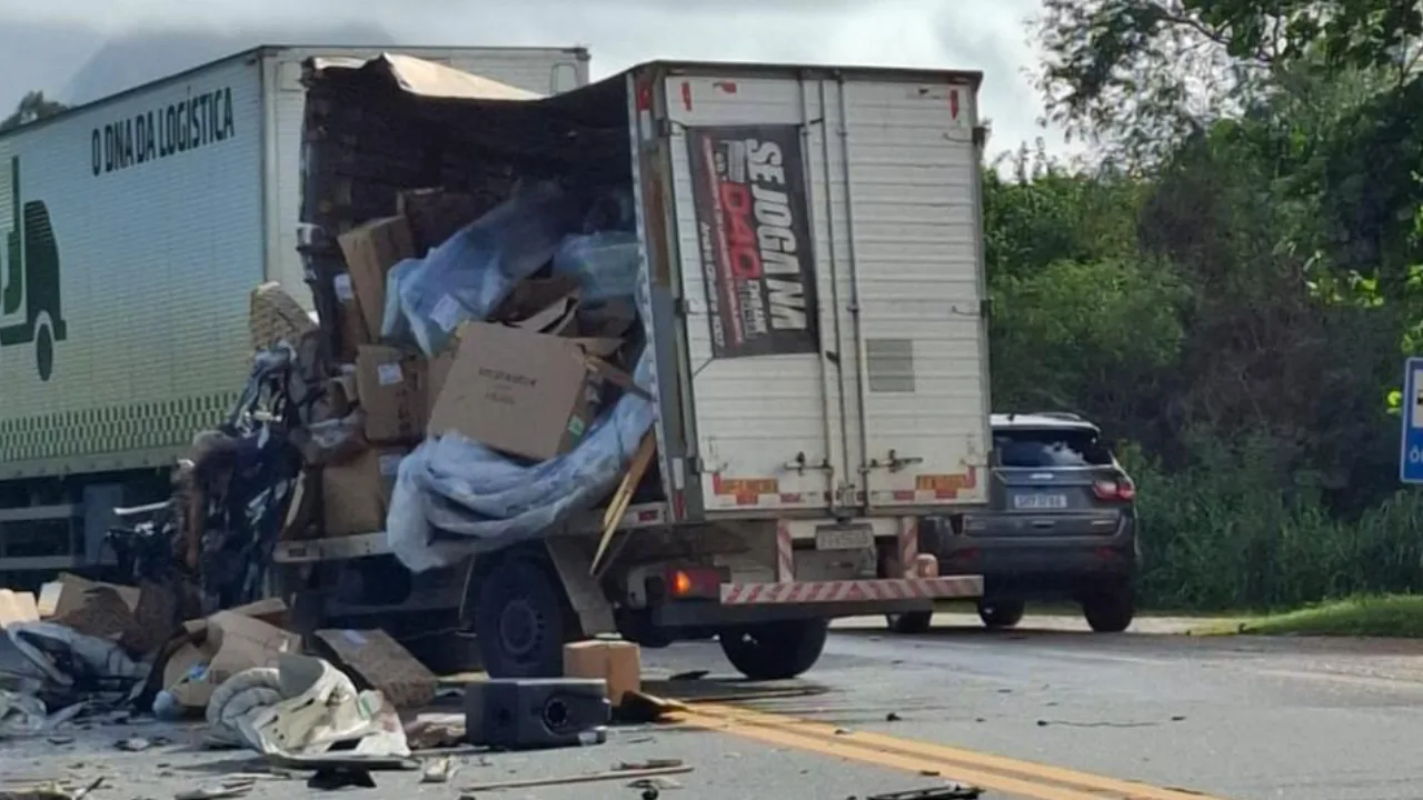 Motorista de caminhão morre em acidente na BR-101, em Itapemirim