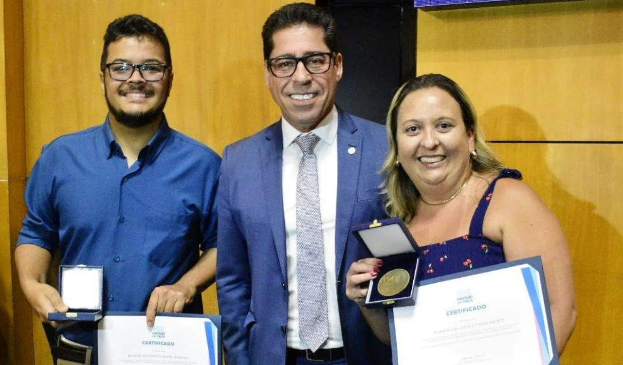 Vencedores do Educação Em Pauta são premiados na Assembleia