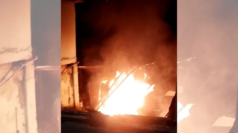 VÍDEO | Incêndio destrói casa no bairro Itacibá em Cariacica