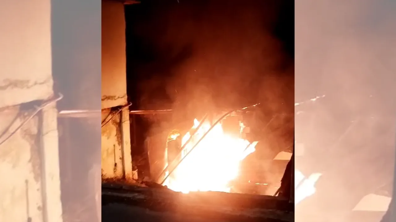 VÍDEO | Incêndio destrói casa no bairro Itacibá em Cariacica