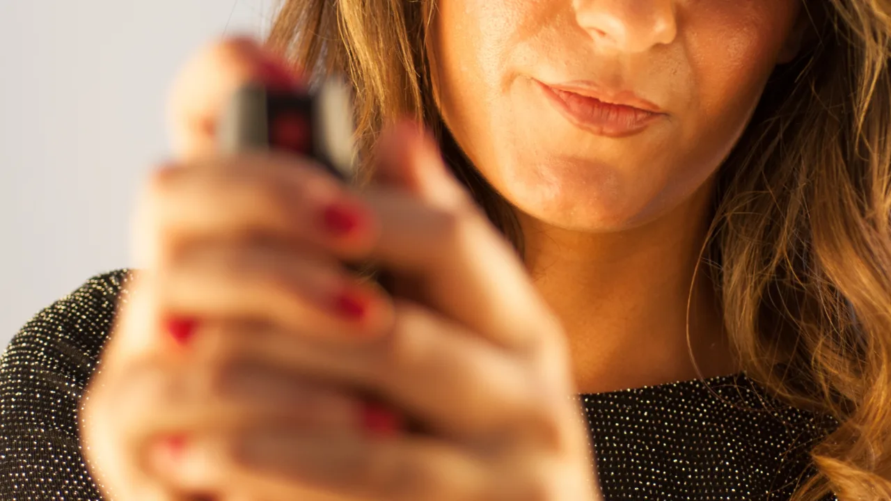 Mulheres do ES podem usar arma de choque e spray de pimenta para defesa pessoal? Entenda