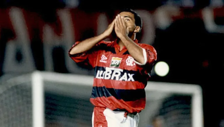 Romário com a camisa do Flamengo mandando beijos para a torcida em comemoração de gol