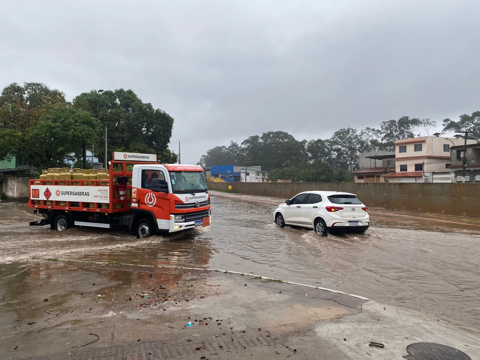 Chuva deixa escola e ruas alagadas e trânsito congestionado na Grande Vitória