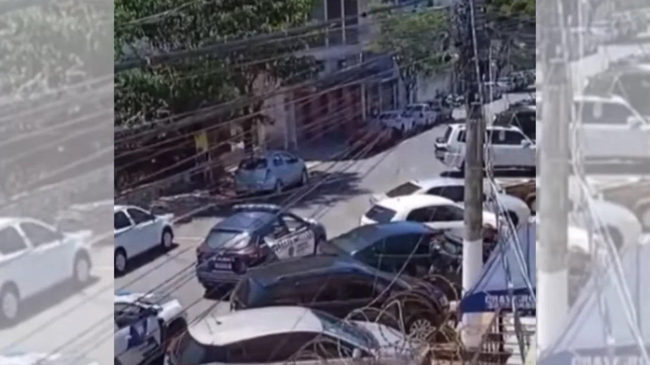 VÍDEO | Homem em situação de rua ataca pessoas e lojas com pedras em Vila Velha