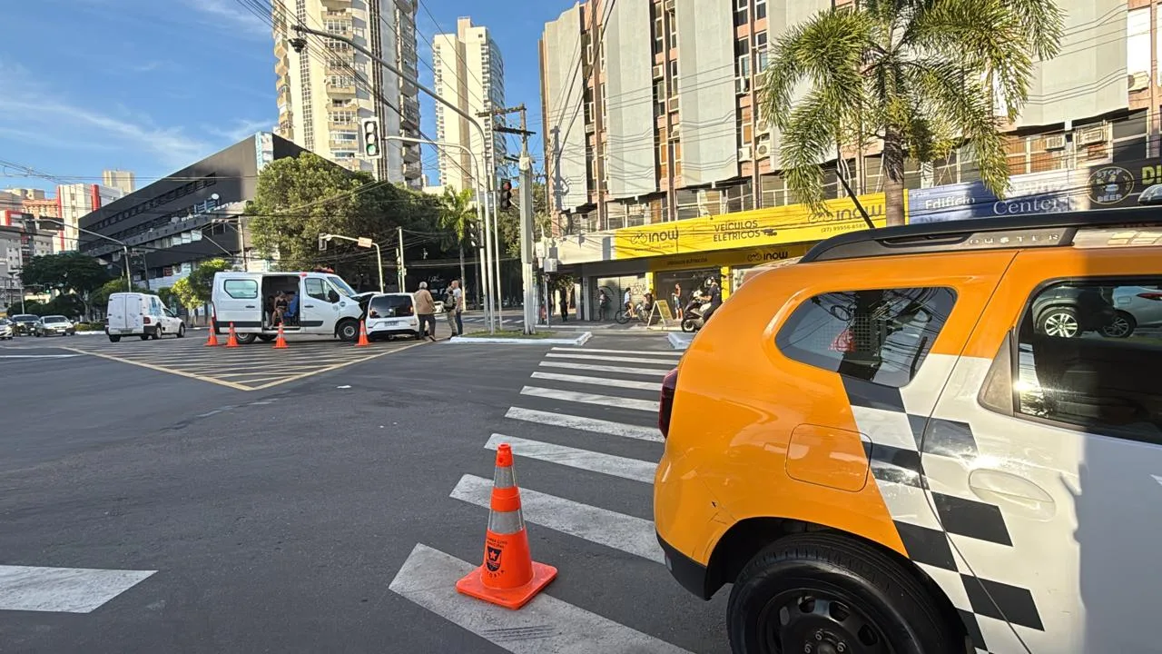 VÍDEO| Ambulância e carro batem em cruzamento na Reta da Penha