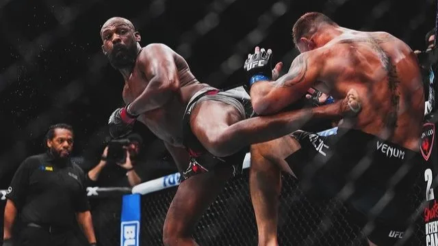 Jon Jones dá show no UFC, sob olhares de Trump