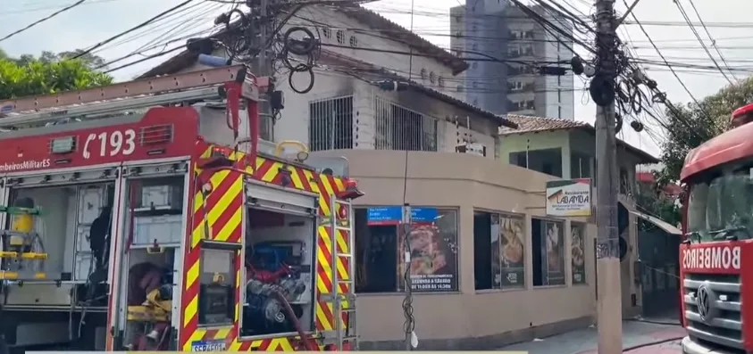 VÍDEO | Incêndio atinge restaurante na Praia do Canto, em Vitória