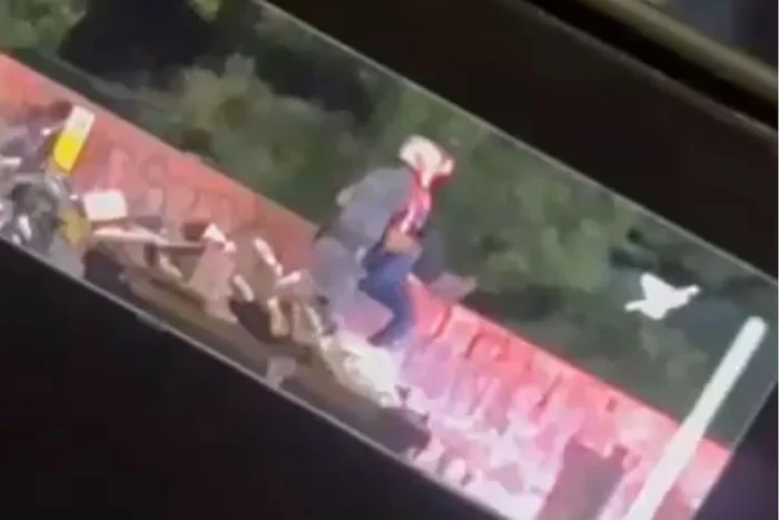 VÍDEO | PM é flagrado jogando homem do alto de ponte em SP