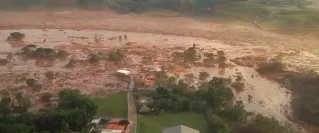 Mariana (MG) - Uma barragem pertencente à mineradora Samarco se rompeu no distrito de Bento Rodrigues, zona rural a 23 quilômetros de Mariana, em Minas Gerais, e inundou a região (Corpo de Bombeiros/MG - Divulgação)