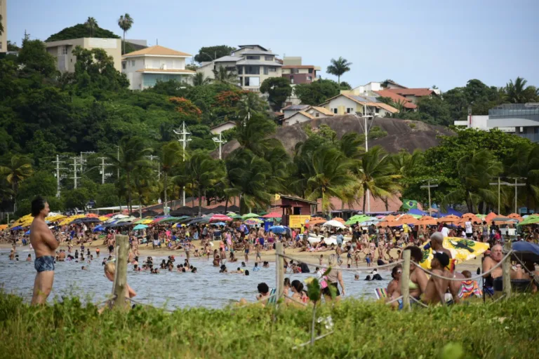 Praia da Curva da Jurema dia de Sol tempo aberto