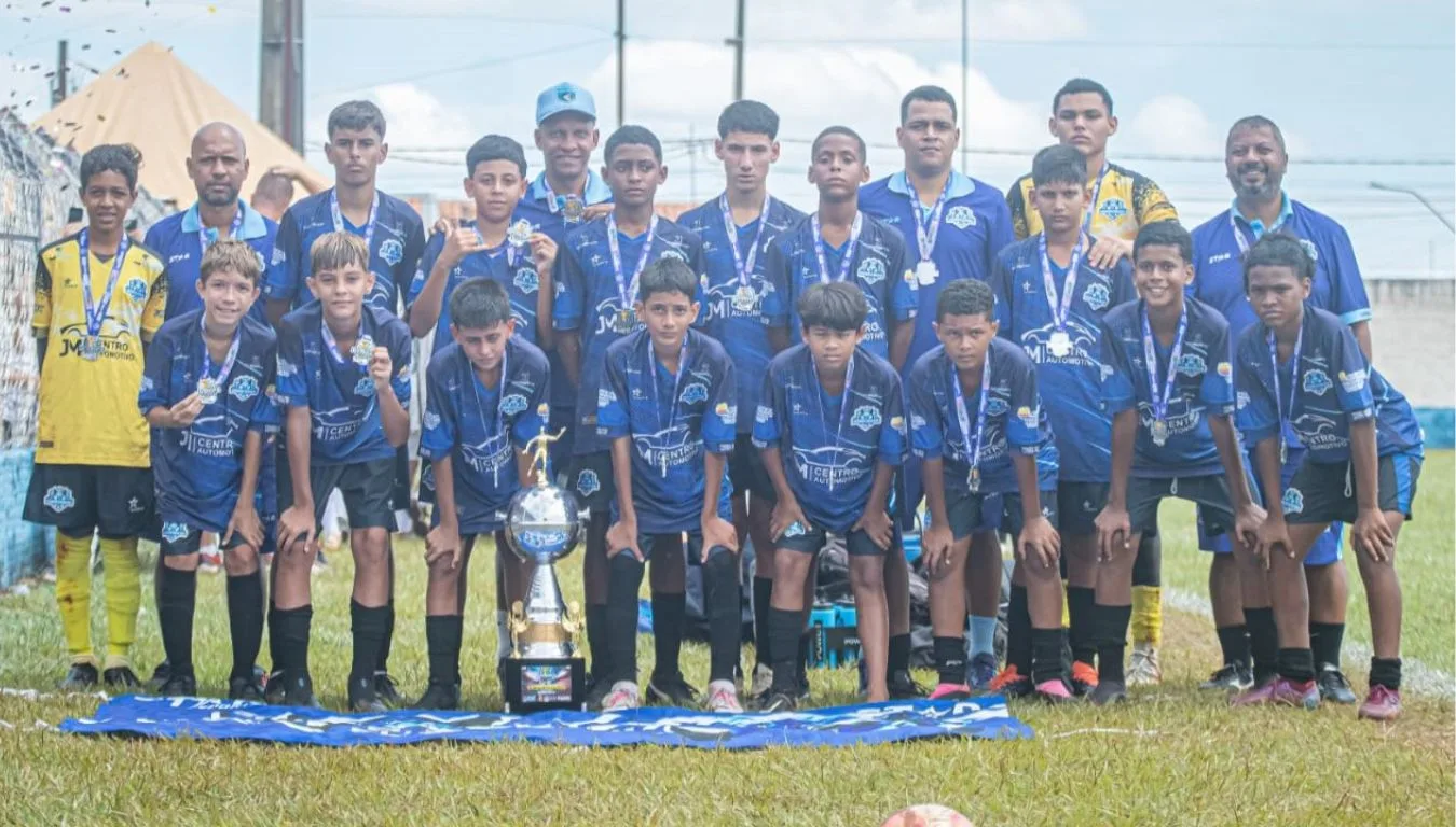 Time sub-13 do Coimbra com a premiação de vice-campeão da Supercopa Taquarituba