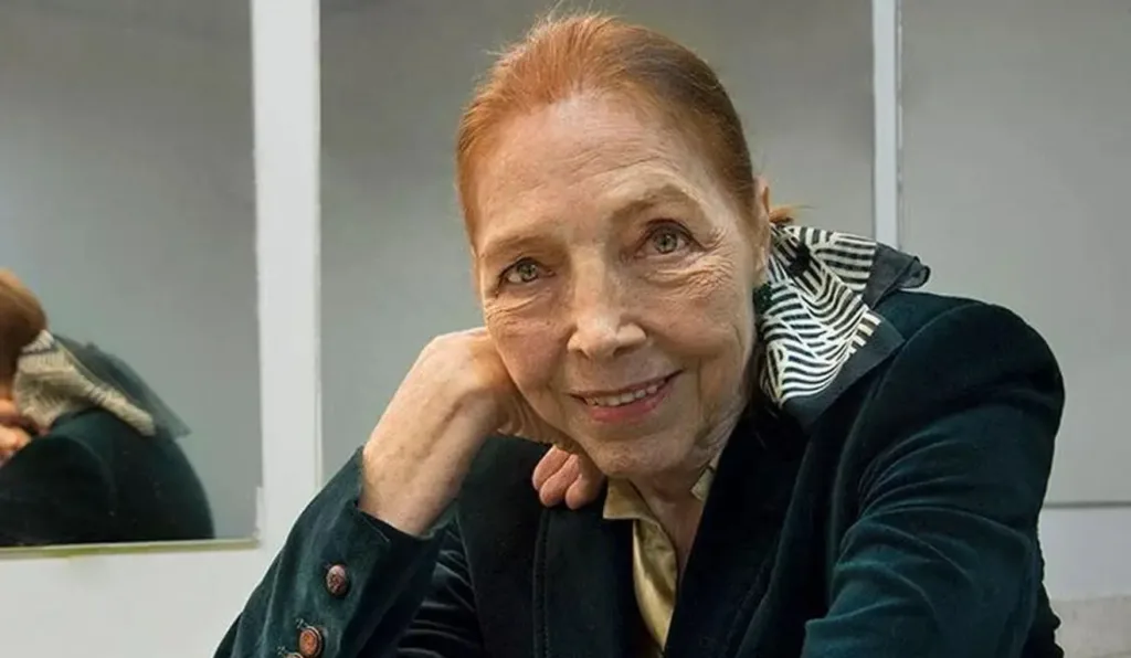Escritora Marina Colasanti. Ela está com a mão encostada no rosto, com o cabelo preso e usa uma blusa de manga preta Escritora Marina Colasanti. Ela está com a mão encostada no rosto, com o cabelo preso e usa uma blusa de manga preta