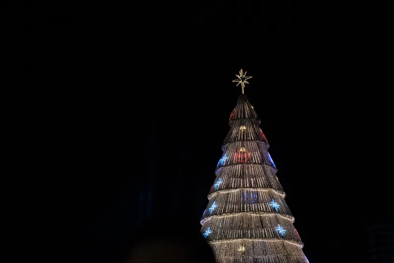 Natal de Encantos: inauguração emociona famílias na Praça do Papa