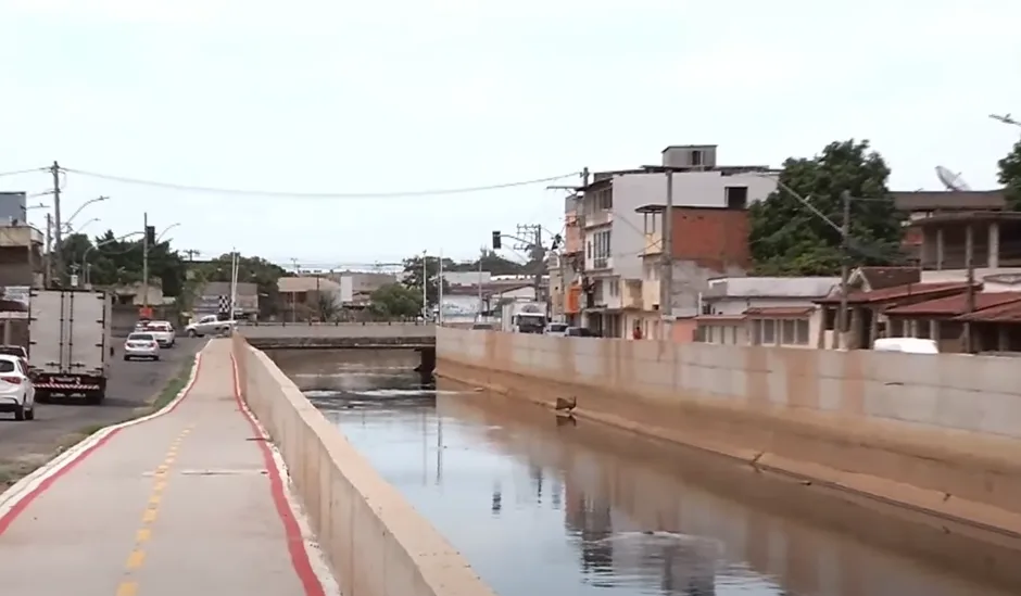 Homem é encontrado morto dentro do canal do Rio Marinho em Vila Velha