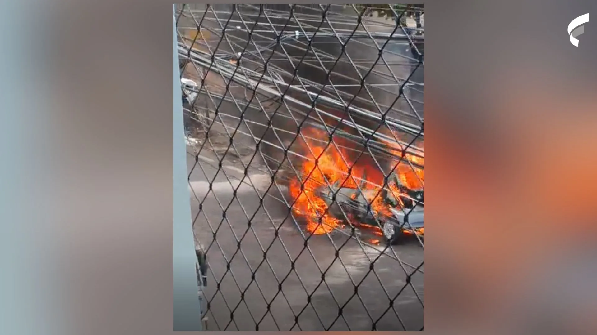 VÍDEO | Carro é destruído pelo fogo em rodovia de Vitória