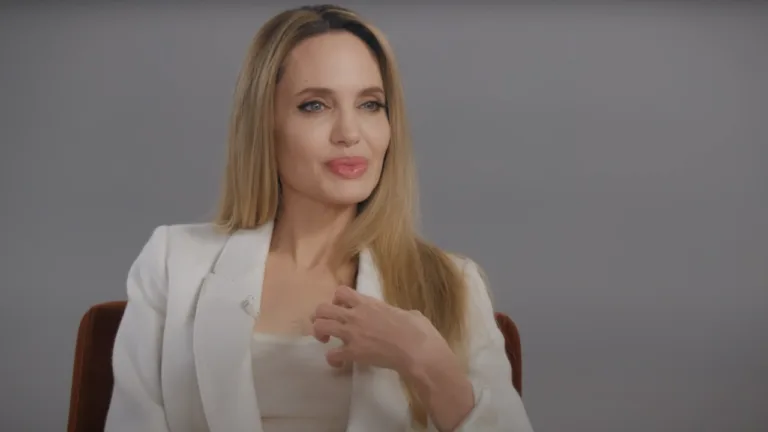 Angelina Jolie perdeu voz após morte da mãe: "Fiquei muito emotiva"