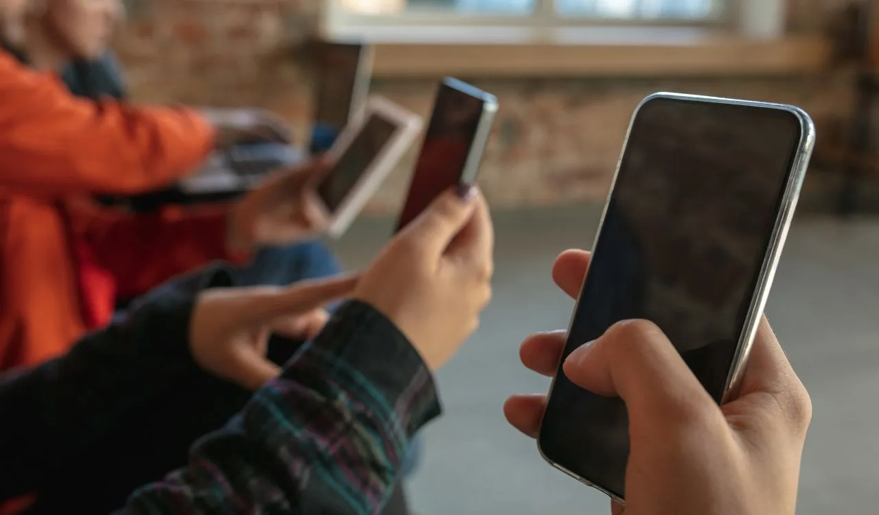 Lei que proíbe celular nas escolas é sancionada; veja como funciona no ES