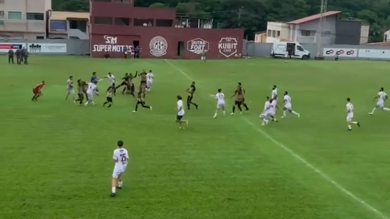 VÍDEO | Jogo de futebol em Águia Branca tem briga generalizada