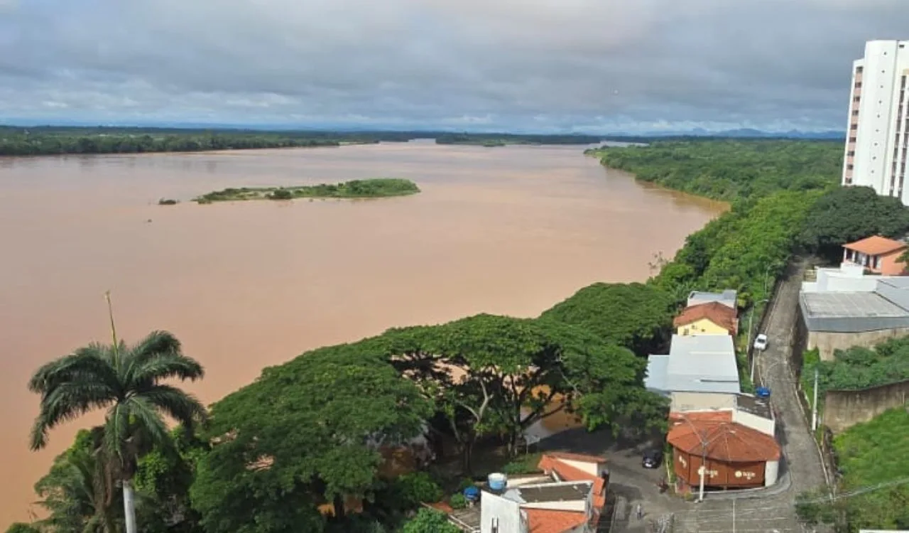 Rio Doce está meio metro acima da cota de inundação em Linhares