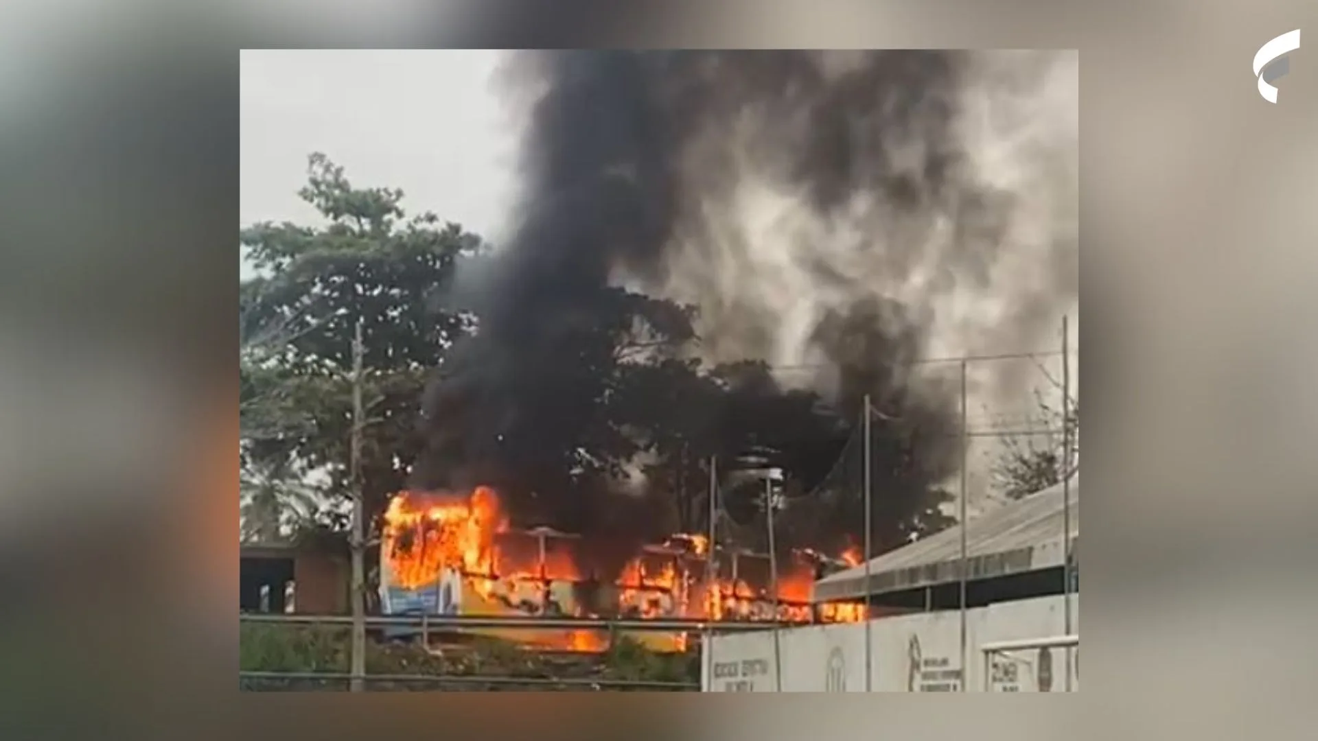 VÍDEO | Ônibus é incendiado após confronto entre e suspeitos e polícia em distrito de Itapemirim