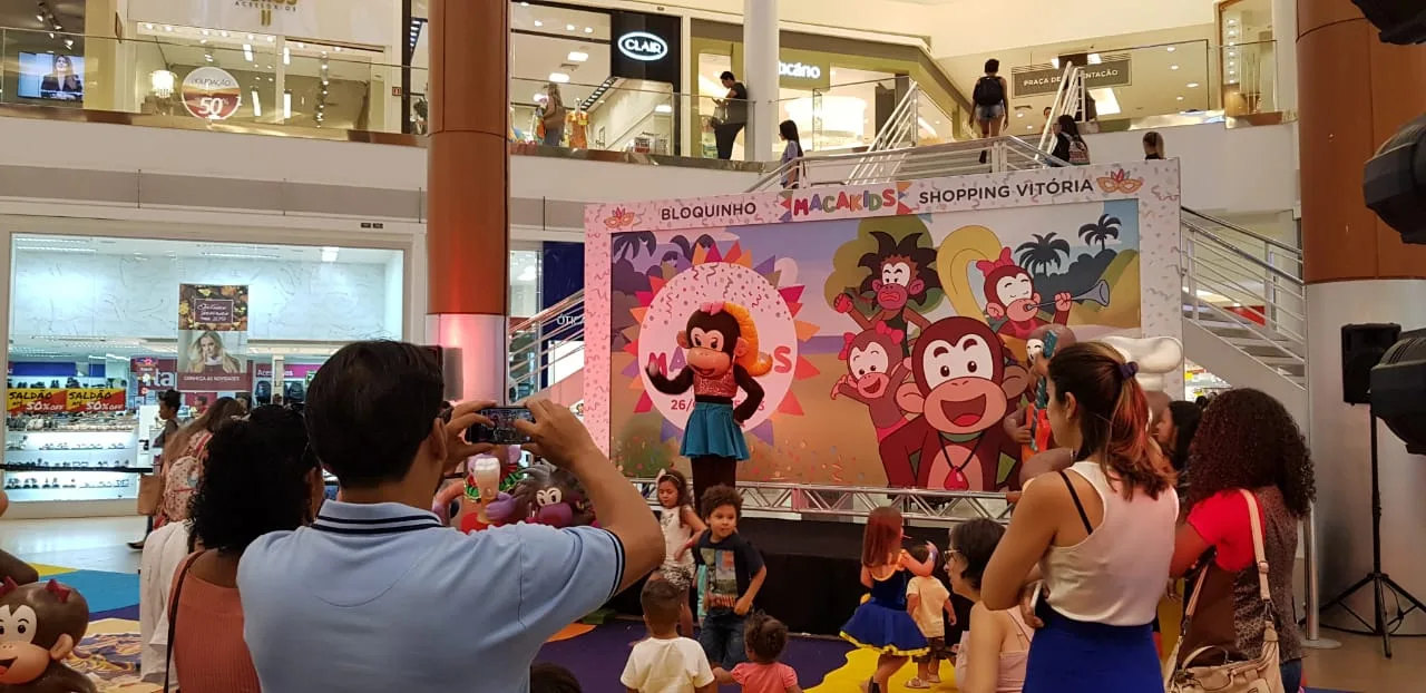 Bailinho de Carnaval chega ao Shopping Vitória para animar as crianças