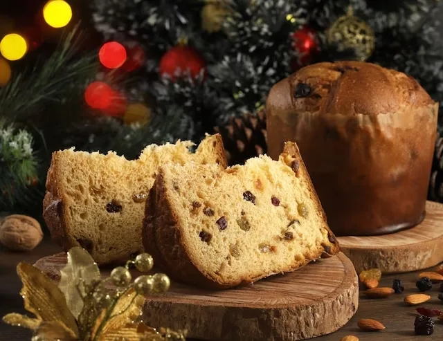 Imagem mostra duas fatias de panetone com frutas cristalizadas em mesa de Natal (Foto: Freepik/@clickepic)