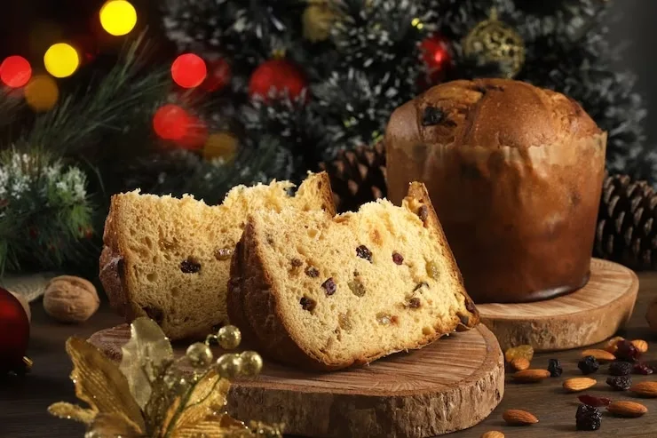 Imagem mostra duas fatias de panetone com frutas cristalizadas em mesa de Natal (Foto: Freepik/@clickepic)