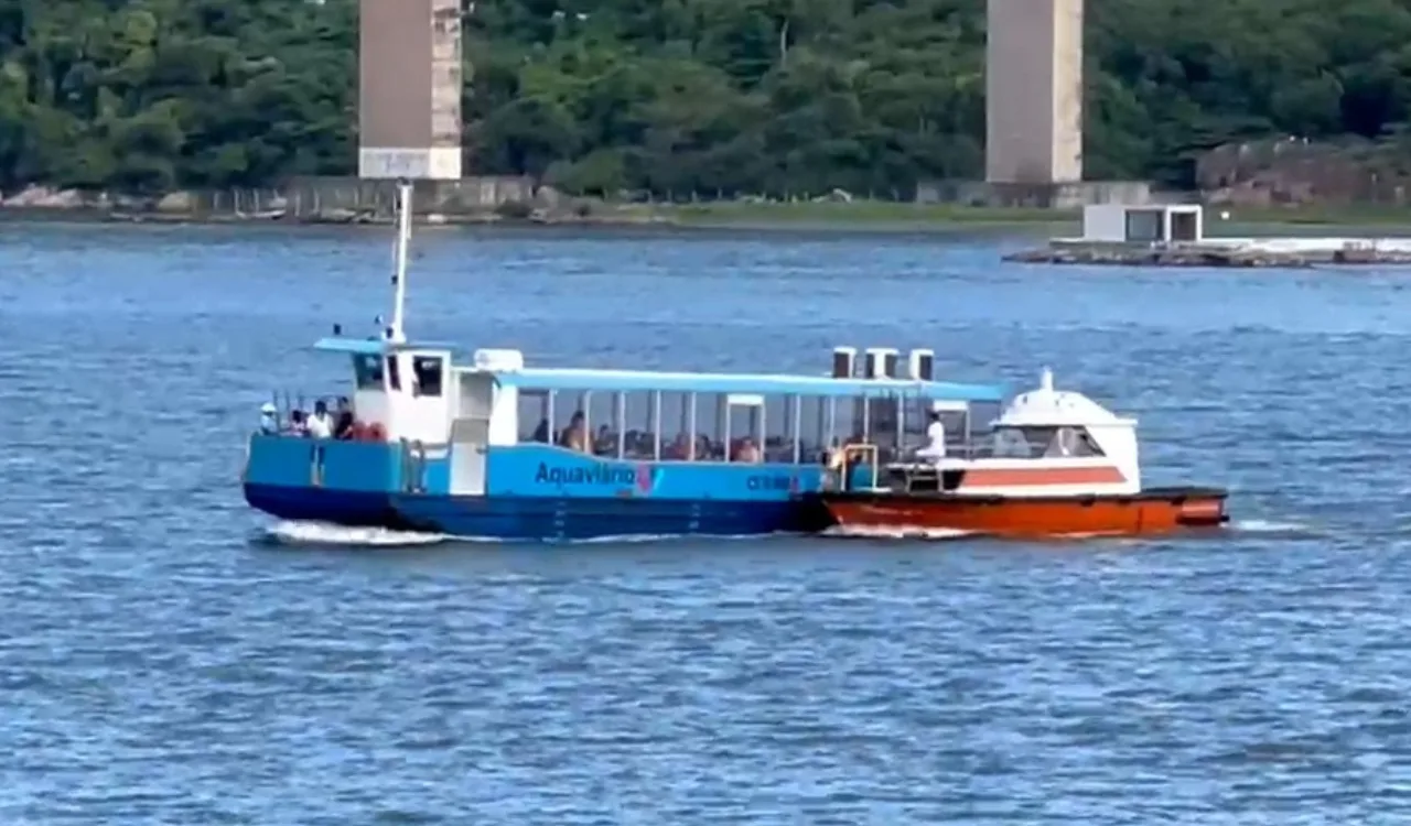 Embarcação do aquaviário para no meio da baía de Vitória e precisa ser rebocada