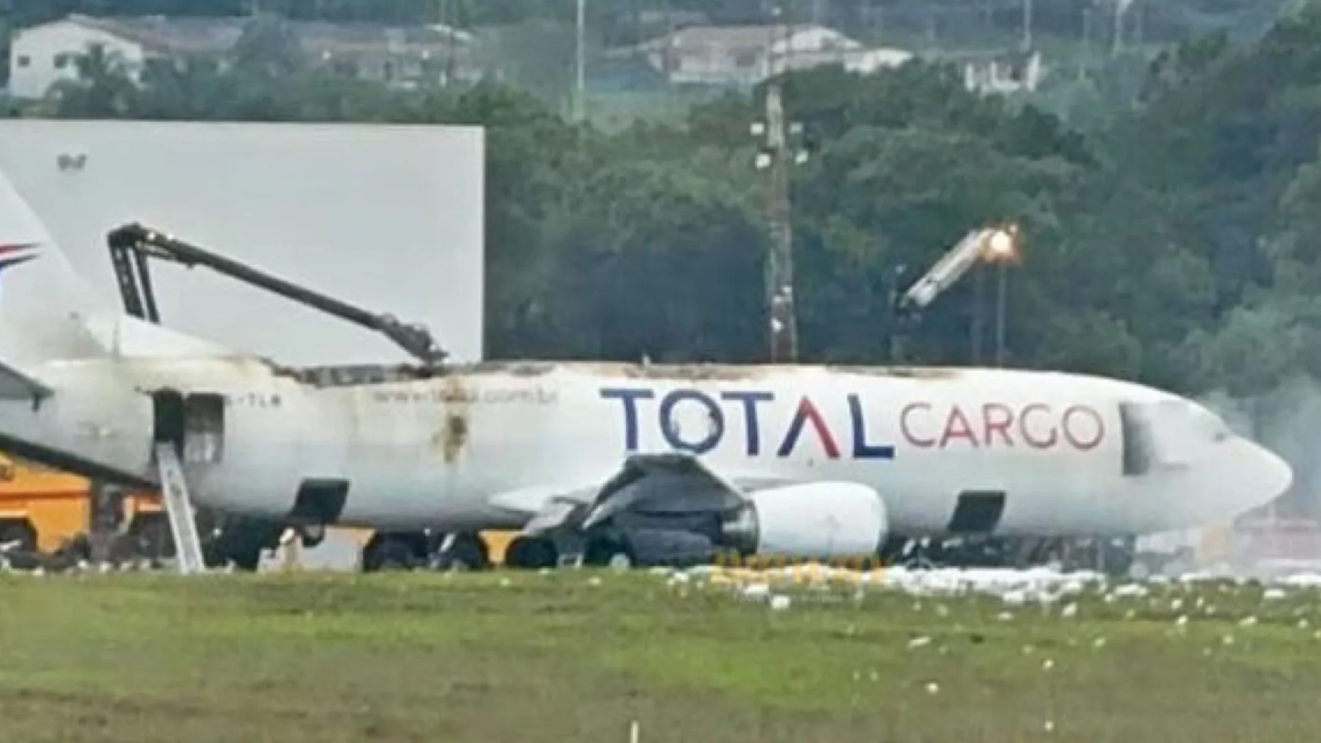 Cargueiro decola de Vitória, pega fogo e faz pouso de emergência em Guarulhos