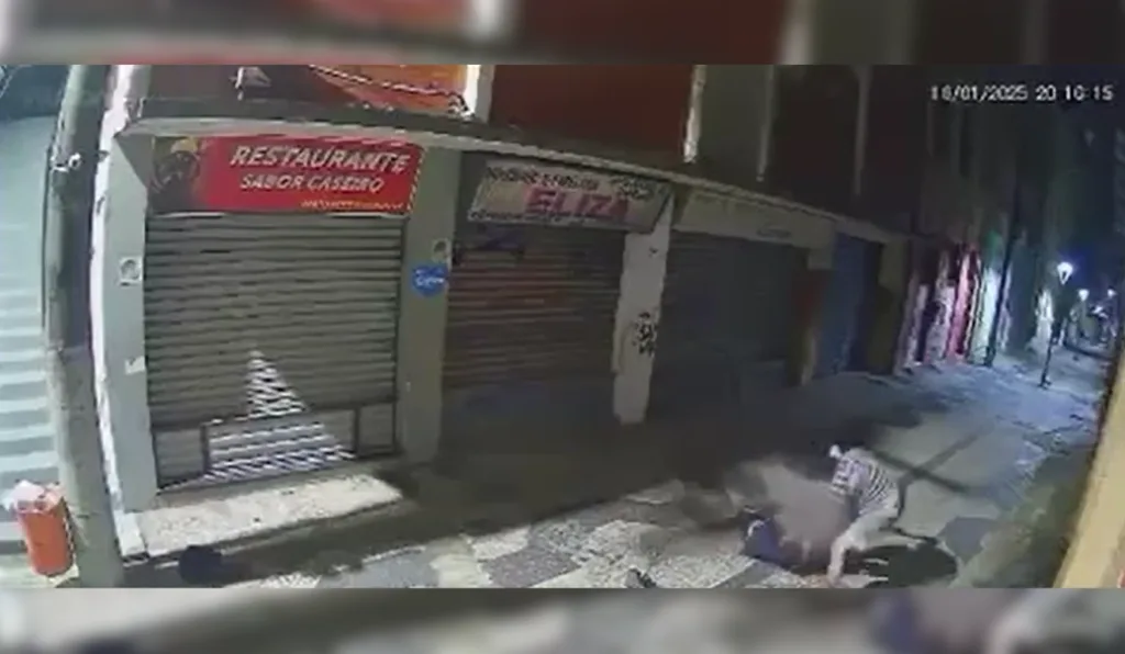 Turista é agredido por assaltante em escadaria no Centro de Vitória