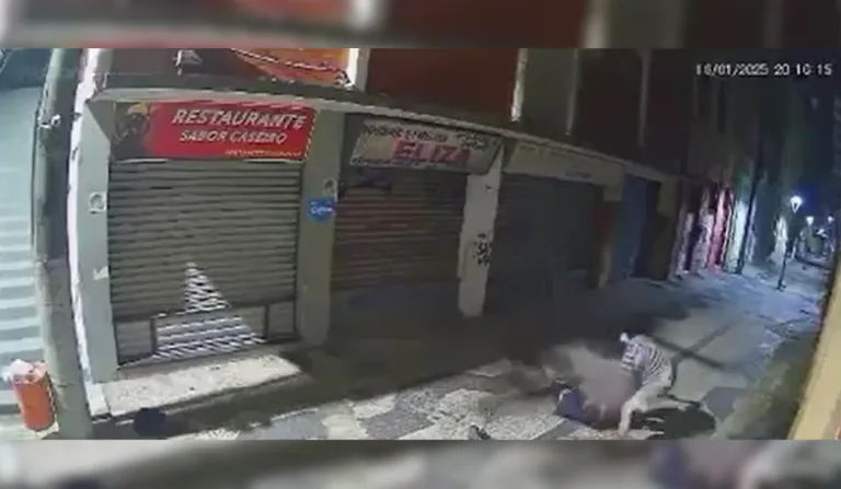 Turista é agredido por assaltante em escadaria no Centro de Vitória