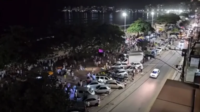 VÍDEO | Correria e denúncia de tiros no Réveillon de Guarapari