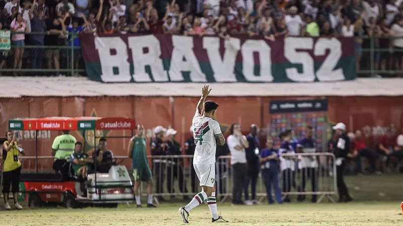 Atacante Cano caminha no gramado do estádio Luso Brasileiro e acena para a torcida após fazer o gol do Fluminense