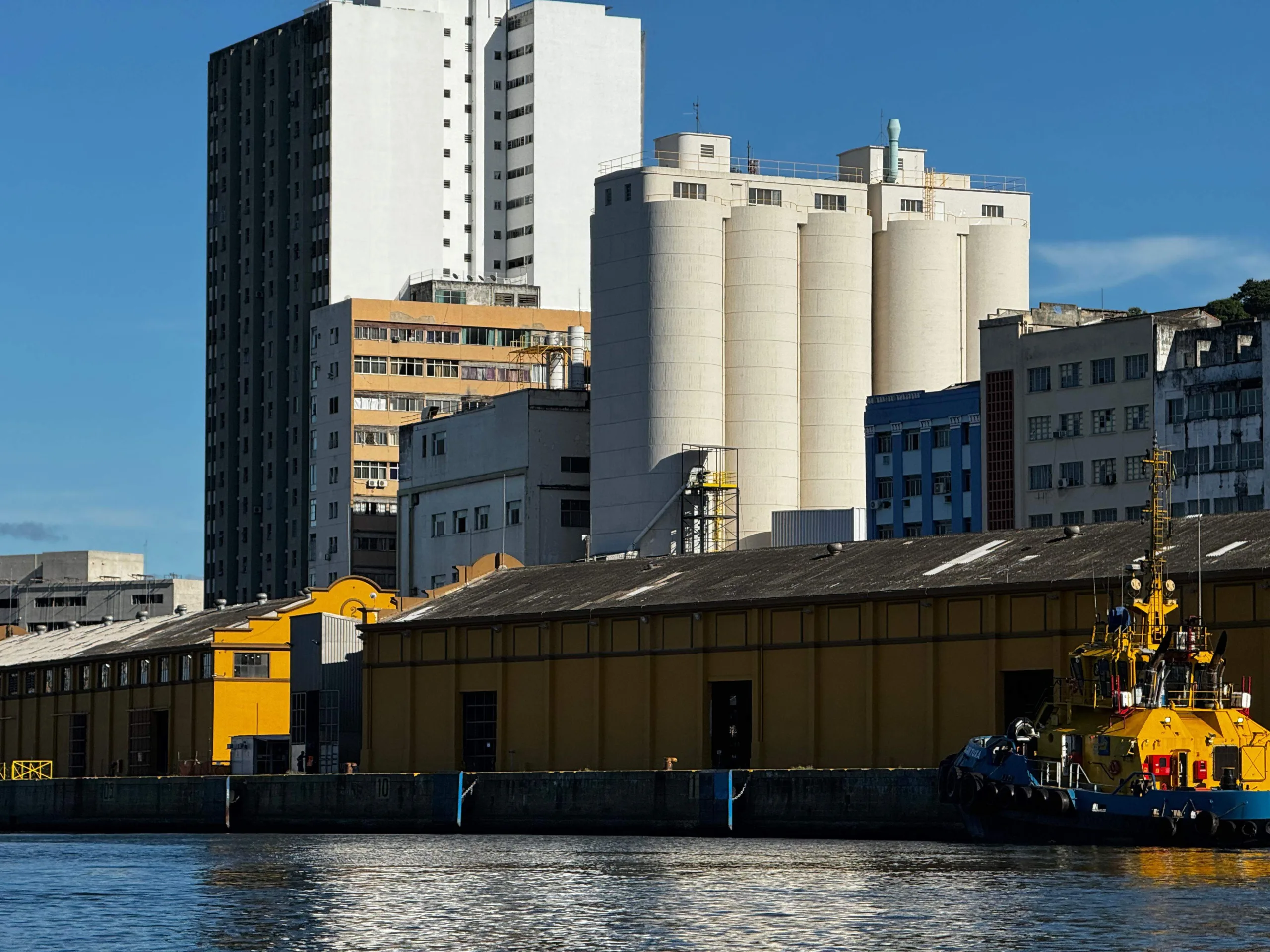 Imagem mostra o Porto de Vitória, no Centro, visto do mar (Foto: Pedro Permuy)