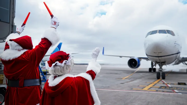 Voo leva crianças para visitar o Papai Noel em "Polo Norte" nos EUA