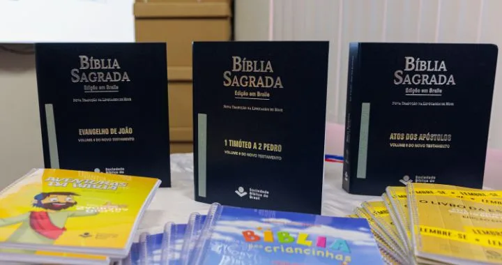 Bíblia em braile é doada à Biblioteca Municipal de Vila Velha