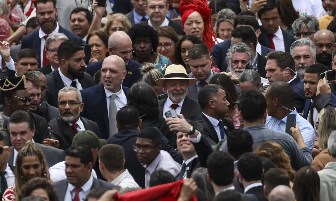 "Amantes são mais apaixonados que maridos", diz Lula ao celebrar democracia