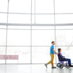 Pessoa em cadeira de rodas no aeroporto