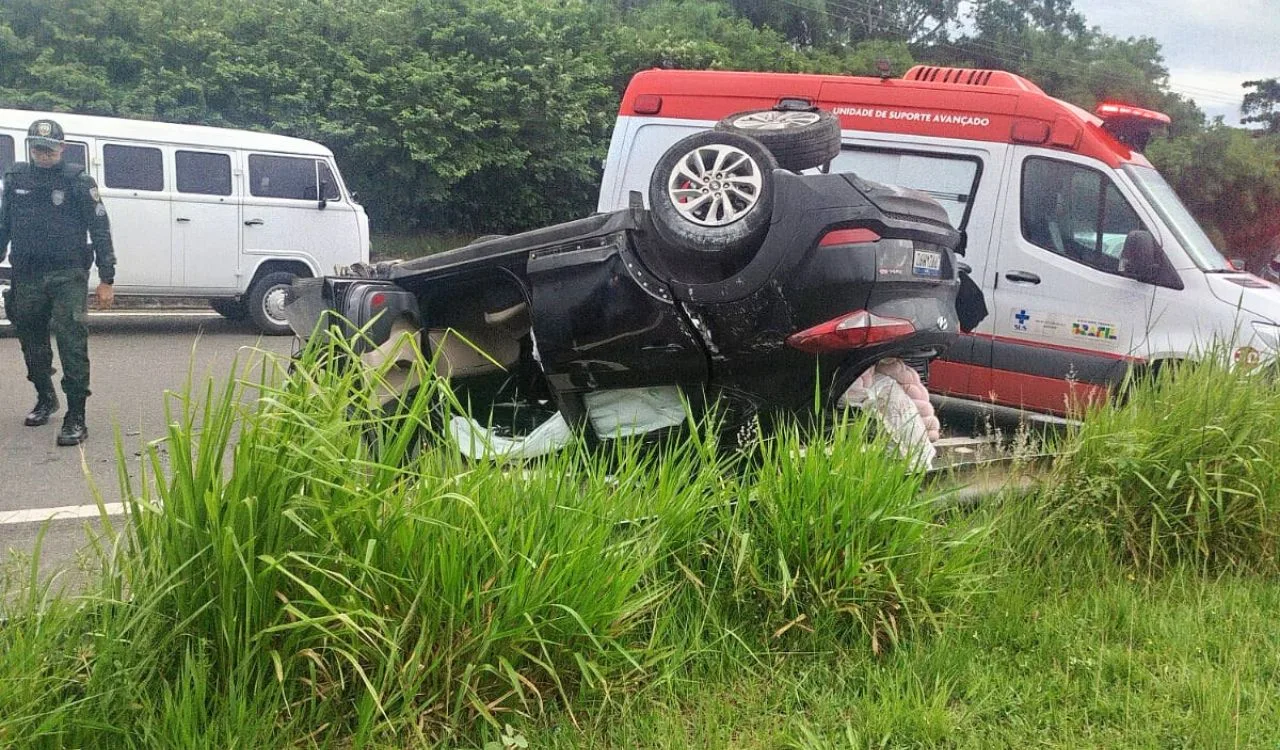 Mulher morre após carro capotar na Rodovia do Sol, em Vila Velha