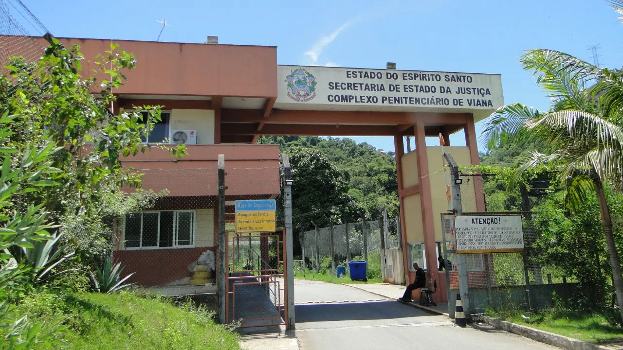 Preso antes por homicídio, marido ameaça mulher com facão e volta para a cadeia