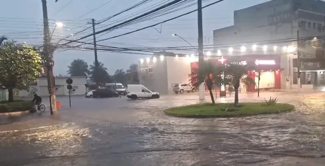 VÍDEOS | Temporal alaga ruas, deixa veículos submersos e trânsito caótico na Grande Vitória